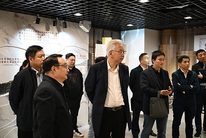 區(qū)領(lǐng)導馮捷察看“荷畔廉聲”嘉定區(qū)全面從嚴治黨警示教育基地